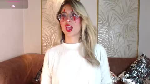 Luna online show from October 23, 2025, 4:12 am