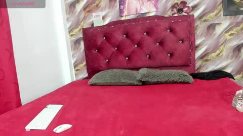 lunaawhitee online show from April 28, 2026, 3:11 am