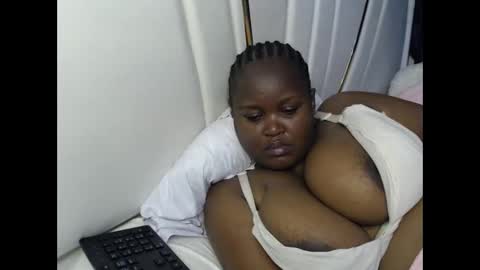 lunabloom01 online show from October 1, 2025, 3:07 pm