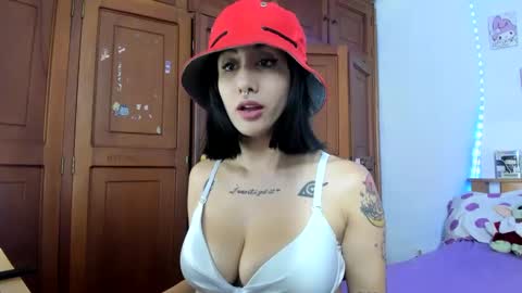 Snapshot of lunacristal_moon chatting on September 12, 2025, 6:02 am lunacristal_moon online show from September 12, 2025, 6:02 am