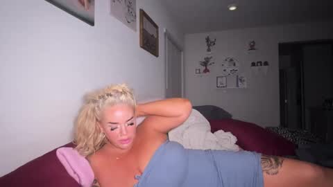 Snapshot of lunadaddysgirl chatting on March 9, 2026, 7:45 am Luna Daddys Girl online show from March 9, 2026, 7:45 am