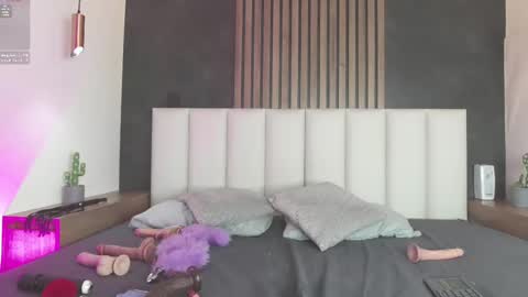 I M  L U N A  online show from March 5, 2025, 6:01 am