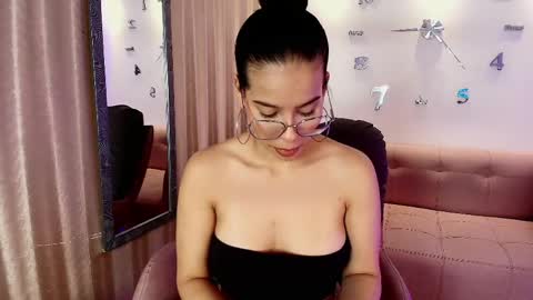 lunamillers_ online show from April 15, 2026, 4:41 am