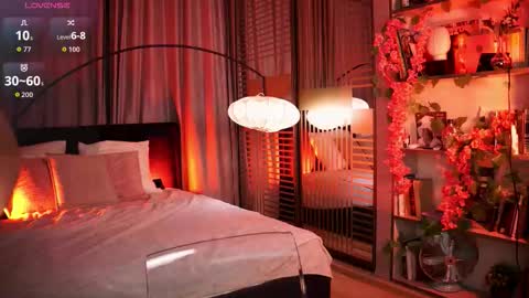 Snapshot of lunanight_ chatting on October 3, 2025, 8:50 pm Luna next streams Mon Fri Sat Sun 8pm-5am gmt0 online show from October 3, 2025, 8:50 pm