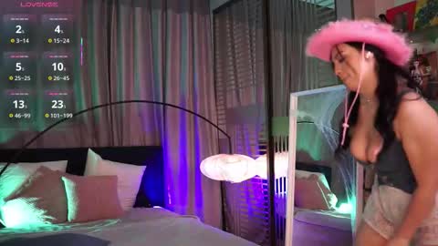 Snapshot of lunanight_ chatting on October 28, 2025, 8:44 pm Luna next streams Mon Fri Sat Sun 8pm-5am gmt0 online show from October 28, 2025, 8:44 pm