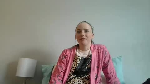 lunapixie2020 online show from April 14, 2026, 8:59 pm