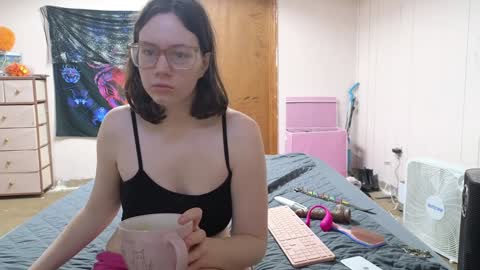 Snapshot of lunaquinn45 chatting on December 22, 2024, 4:27 pm lunaquinn45 online show from December 22, 2024, 4:27 pm