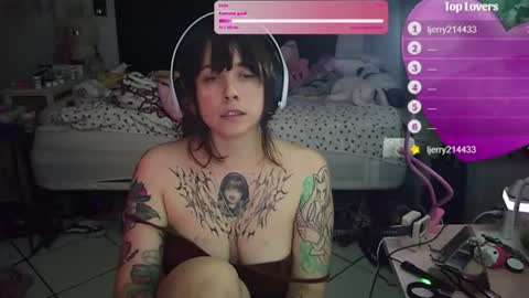 lunarqueen420 online show from June 27, 2026, 6:29 am