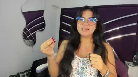 lunascarleht online show from February 25, 2026, 1:54 pm