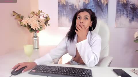 lunavelvet__ online show from April 10, 2026, 1:27 pm