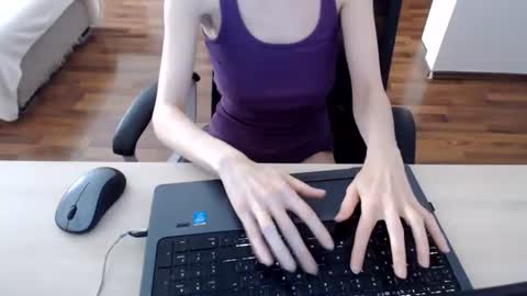Snapshot of lunavibe_ chatting on July 15, 2026, 12:10 pm lunavibe_ online show from July 15, 2026, 12:10 pm