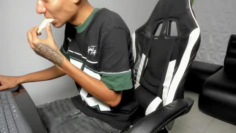 lunay_bigcock420 online show from February 5, 2026, 2:05 am