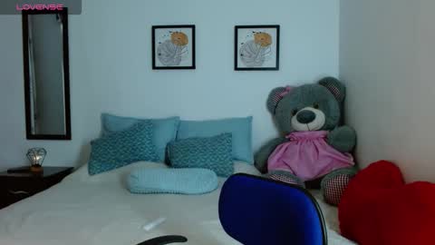 lunayois02 online show from October 6, 2025, 9:40 am