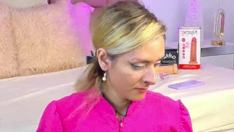 lunitadiva online show from November 21, 2025, 2:05 pm