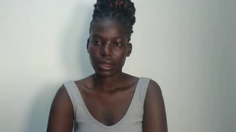 luo_queen online show from May 7, 2026, 3:12 am