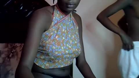 lutino_lovebirds online show from March 9, 2026, 4:27 am