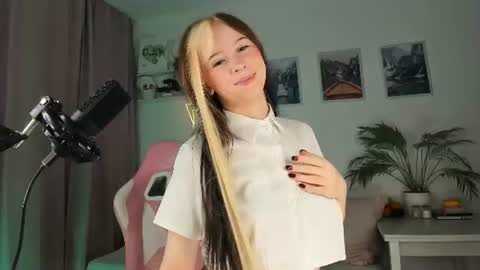 Snapshot of luvienne_sweet chatting on July 16, 2026, 3:23 am Luvienne Belle online show from July 16, 2026, 3:23 am