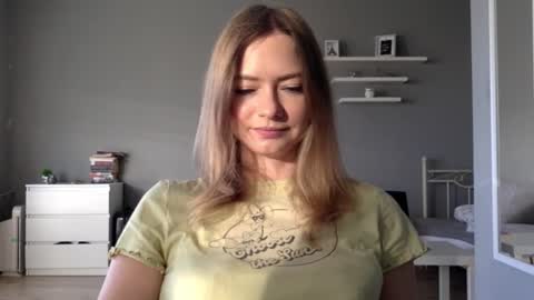 Snapshot of lux_millie chatting on October 19, 2025, 2:18 pm Millie online show from October 19, 2025, 2:18 pm