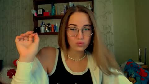 Snapshot of luxie_queen chatting on September 30, 2025, 9:14 am Katie online show from September 30, 2025, 9:14 am