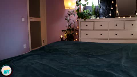 Snapshot of luxureart chatting on February 17, 2025, 10:47 pm LuxureArt online show from February 17, 2025, 10:47 pm