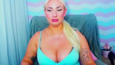 Snapshot of luxuriaaa chatting on June 22, 2026, 5:54 pm Luxuriaa online show from June 22, 2026, 5:54 pm