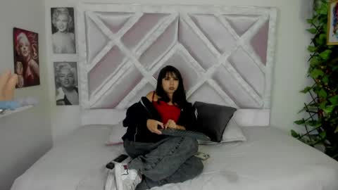 Lux online show from April 18, 2026, 7:58 pm