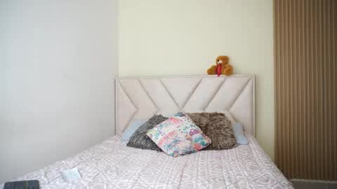 lya_aron_couple online show from September 23, 2025, 4:10 pm