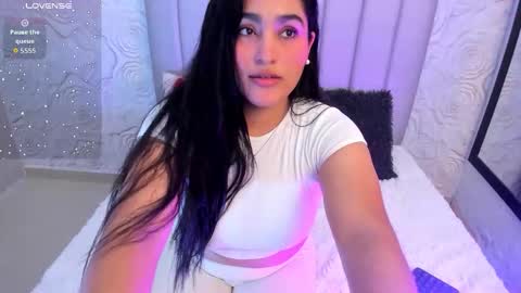 Snapshot of lya_dubois_ chatting on February 13, 2026, 9:33 pm LYA DUBOIS online show from February 13, 2026, 9:33 pm