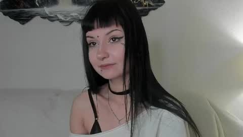 Mia online show from April 28, 2026, 7:46 am