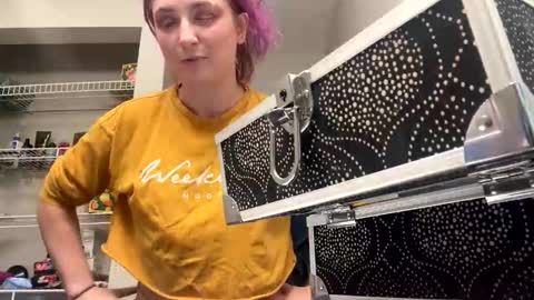 Lynn  online show from December 14, 2025, 9:41 pm