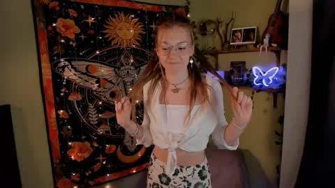 Snapshot of lyra_thenymph chatting on October 10, 2025, 1:04 am Lyra online show from October 10, 2025, 1:04 am