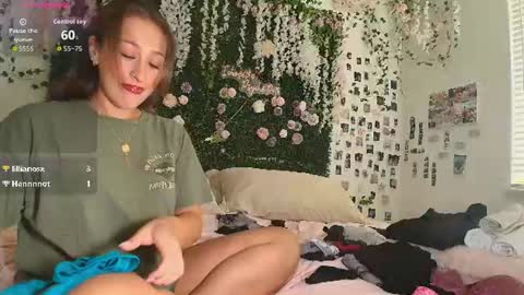 Snapshot of lyracovee chatting on July 13, 2026, 12:24 am Lyra online show from July 13, 2026, 12:24 am