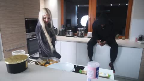 Mac Troy online show from October 9, 2025, 6:17 pm