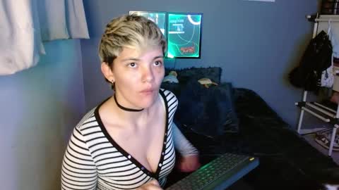 Snapshot of mackenziemoon chatting on February 21, 2025, 9:34 am Noah Askew online show from February 21, 2025, 9:34 am