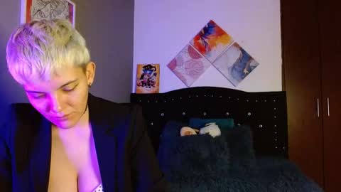 Snapshot of mackenziemoon chatting on September 10, 2025, 9:37 pm Noah Askew online show from September 10, 2025, 9:37 pm