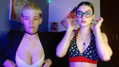Snapshot of mackenziemoon chatting on October 1, 2025, 11:11 pm Noah Askew online show from October 1, 2025, 11:11 pm