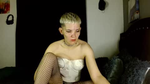 Snapshot of mackenziemoon chatting on January 15, 2026, 1:32 am Noah Askew online show from January 15, 2026, 1:32 am