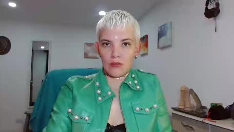 Snapshot of mackenziemoon chatting on February 16, 2026, 5:14 am Noah Askew online show from February 16, 2026, 5:14 am