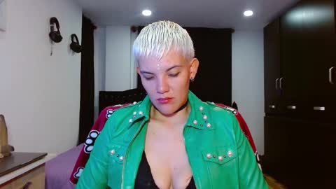 Snapshot of mackenziemoon chatting on February 17, 2026, 12:18 am Noah Askew online show from February 17, 2026, 12:18 am