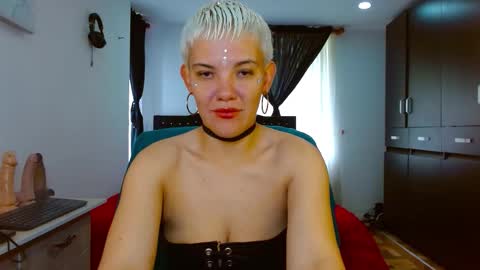 Snapshot of mackenziemoon chatting on February 18, 2026, 4:25 pm Noah Askew online show from February 18, 2026, 4:25 pm