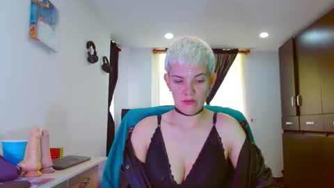 Snapshot of mackenziemoon chatting on February 26, 2026, 5:23 pm Noah Askew online show from February 26, 2026, 5:23 pm