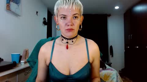 Snapshot of mackenziemoon chatting on March 1, 2026, 10:56 pm Noah Askew online show from March 1, 2026, 10:56 pm