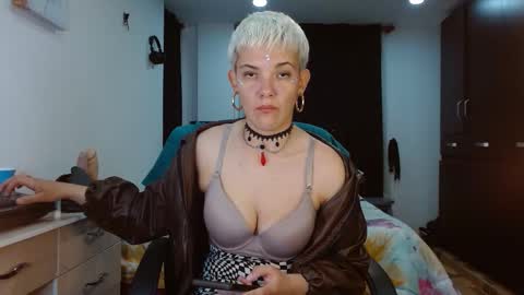 Snapshot of mackenziemoon chatting on March 2, 2026, 7:15 am Noah Askew online show from March 2, 2026, 7:15 am