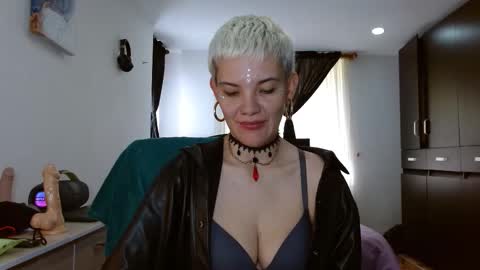 Snapshot of mackenziemoon chatting on March 3, 2026, 3:18 pm Noah Askew online show from March 3, 2026, 3:18 pm