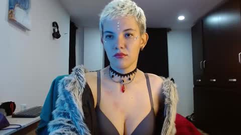 Snapshot of mackenziemoon chatting on March 13, 2026, 1:01 am Noah Askew online show from March 13, 2026, 1:01 am