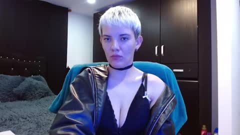 Snapshot of mackenziemoon chatting on March 26, 2026, 5:57 am Noah Askew online show from March 26, 2026, 5:57 am