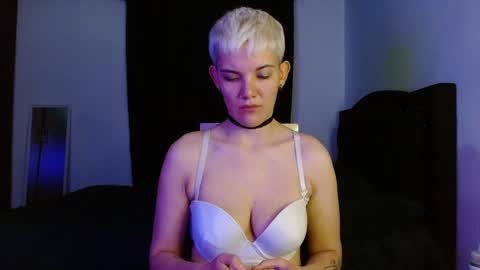 Snapshot of mackenziemoon chatting on April 8, 2026, 5:40 am Noah Askew online show from April 8, 2026, 5:40 am