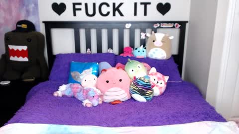 Mackenzie Wolfe online show from October 2, 2025, 3:57 am