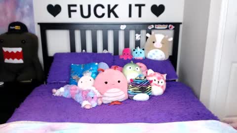 Mackenzie Wolfe online show from October 20, 2025, 3:40 am