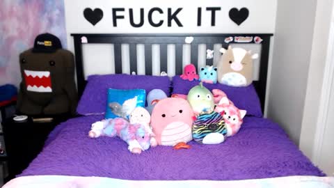 Mackenzie Wolfe online show from February 2, 2026, 4:55 am